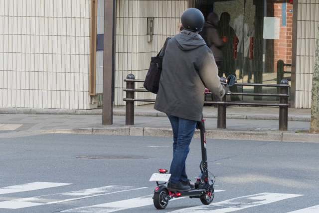 電動キックボードとは?ヘルメット、免許は不要?日本における現状とその問題点